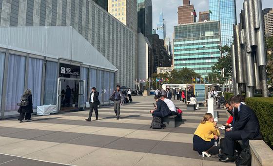 代表们聚集在联合国总部的可持续发展目标媒体区外。